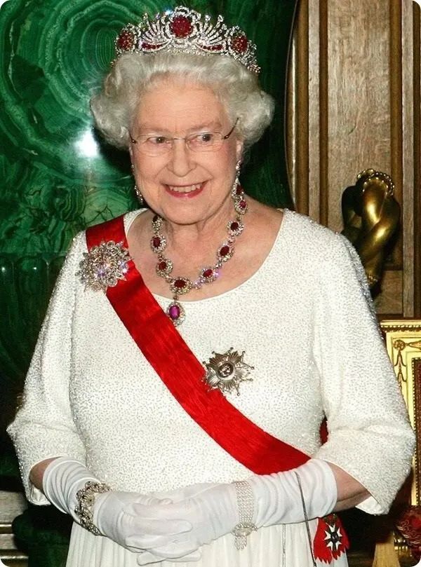 羡慕英王室“传家宝”数不胜数？学会这几招，你的珠宝盒也能常戴常新