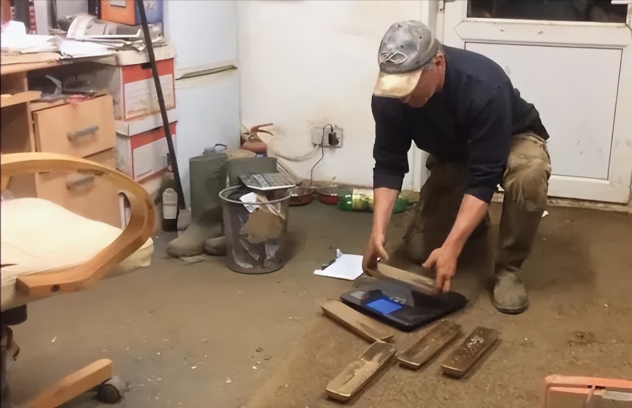 英国买坦克捡到金条,英国大叔买坦克