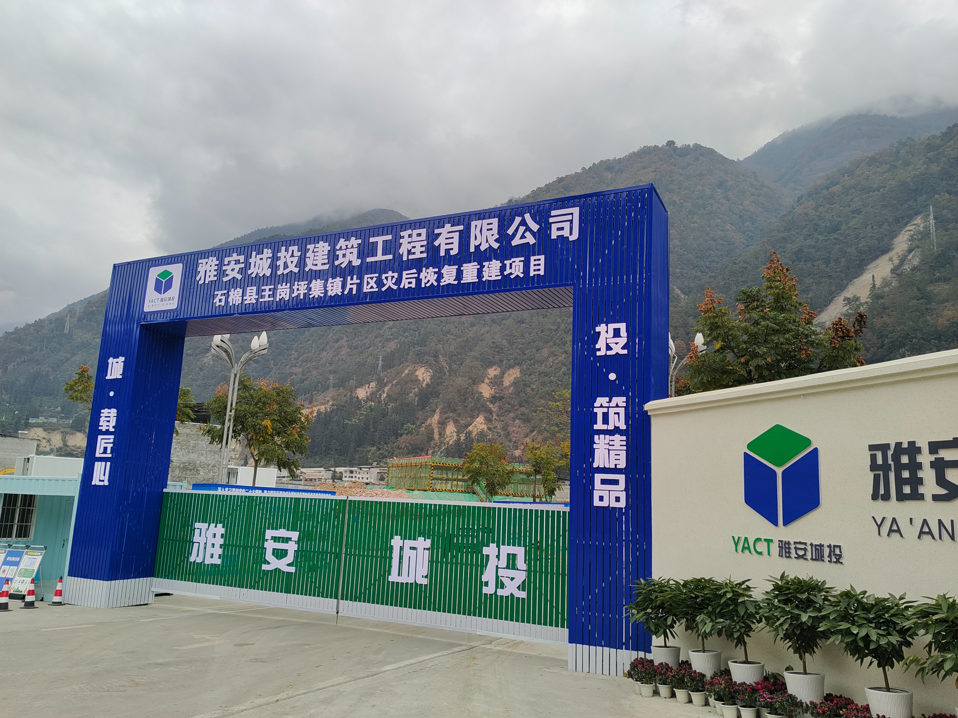 泸定地震三个月后：失联牧羊人和76只羊仍未找到，有村民失去年入几万的收入被迫租房，因物价贵一天吃2顿饭