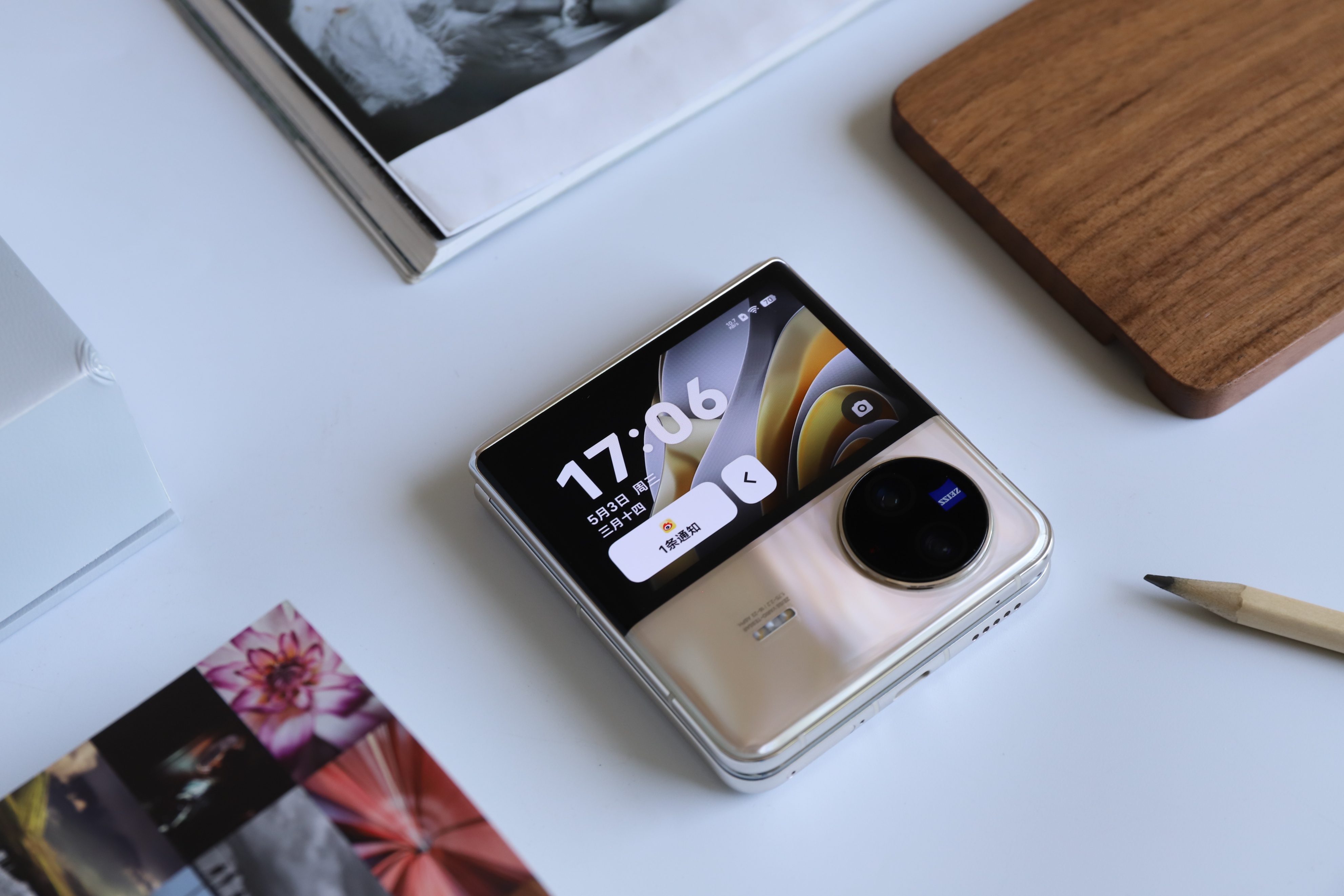 vivoxflip折叠屏手机哪个颜色好看,vivoxflip折叠屏手机怎么样