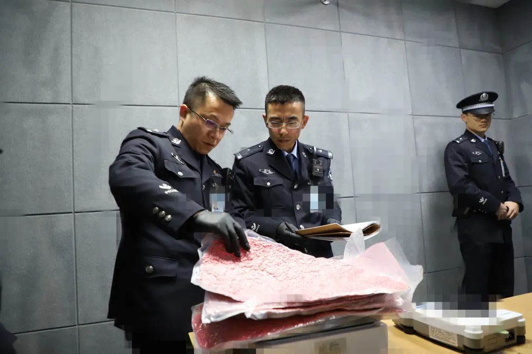 在武汉口岸,他时常与病毒不到一米的距离