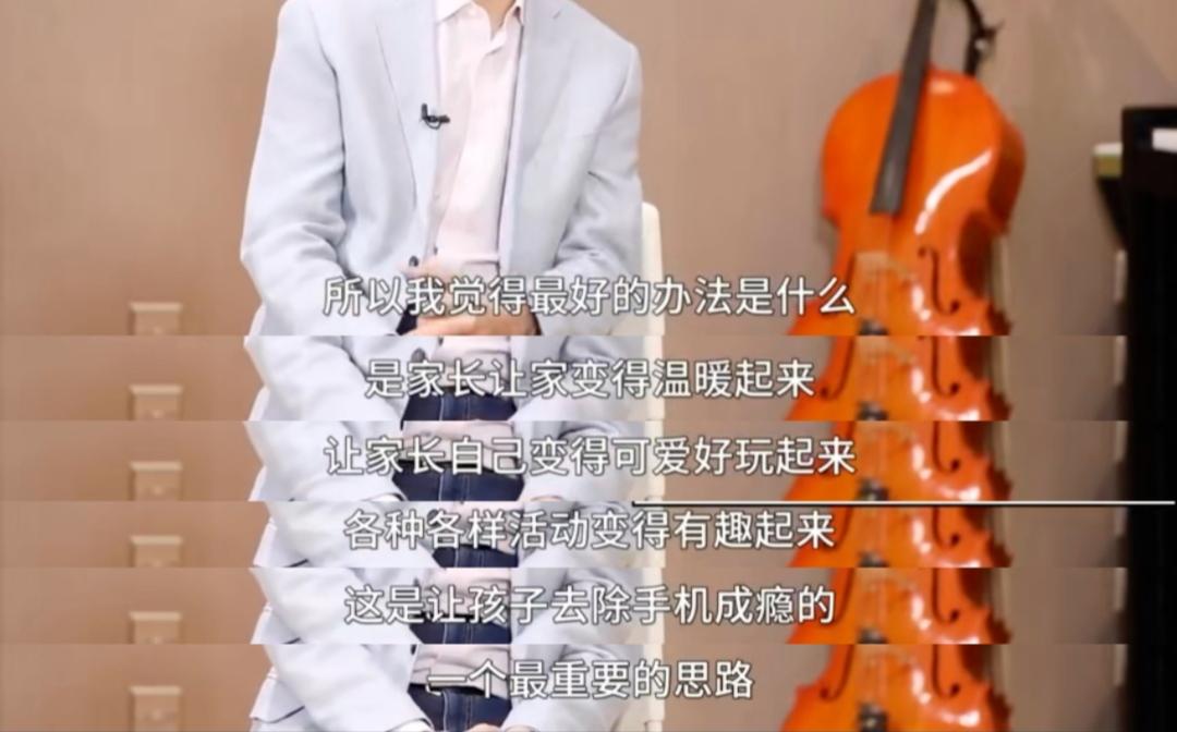 男子沉迷游戏暴打父母,男孩少年沉迷手机游戏暴力打妈妈