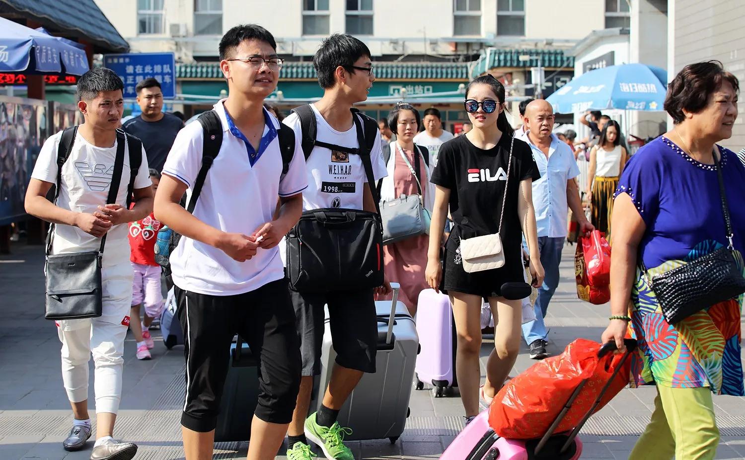 大学生在火车上遇促销只尝不买，引得列车员幽默回复全车大笑！