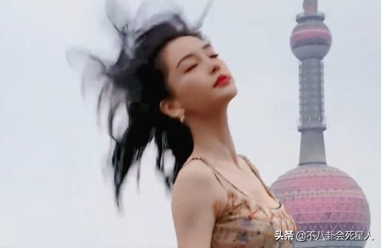 冬天走红毯穿得厚的女明星,女明星走红毯的穿着