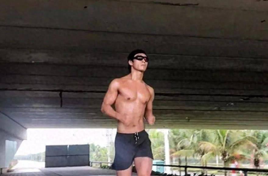 是“吸金体质”还是“软饭硬吃”被爆：窦骁这身体太强悍