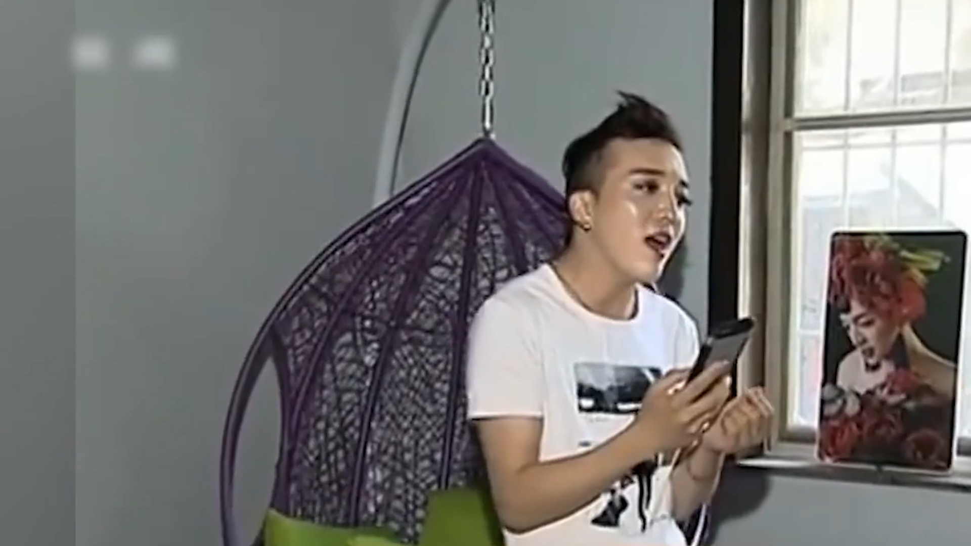 四川一男子扮女装,四川小伙沉迷女装