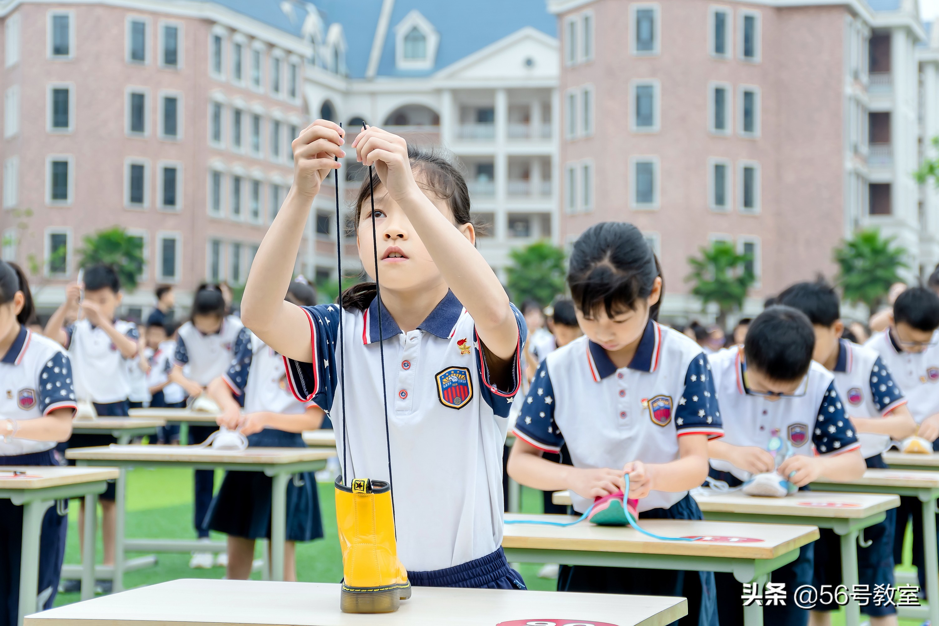 小学生叠衣服系鞋带,小学生比赛叠衣服系鞋带