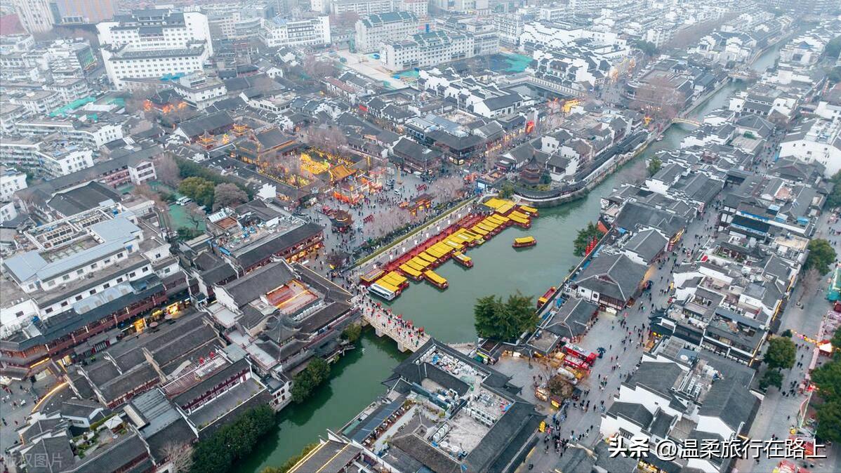 南京夫子庙秦淮风光夜景,南京夫子庙秦淮河夜景游玩的人