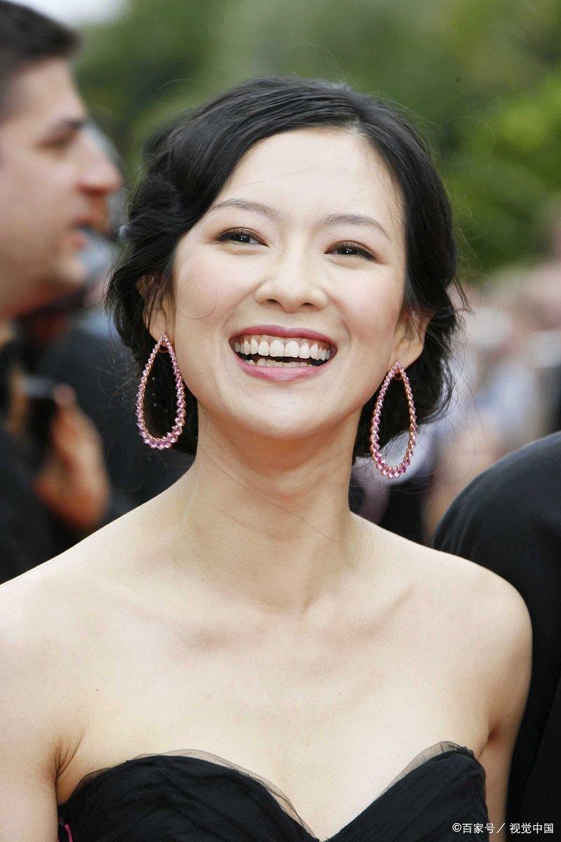 章子怡为什么穿黑色套装,章子怡一袭紫色长裙现身