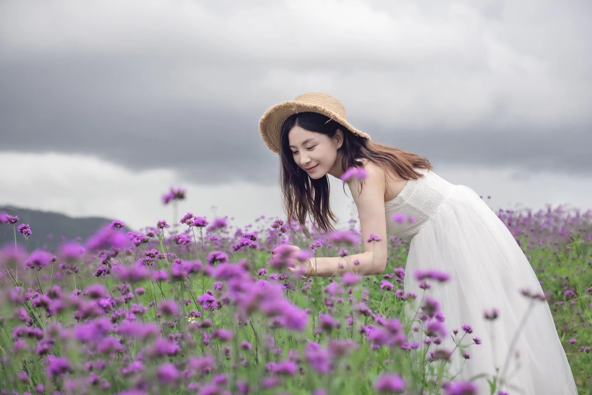 实用马鞭花人像拍摄攻略，新手也能快速学会，拍照美出新高度