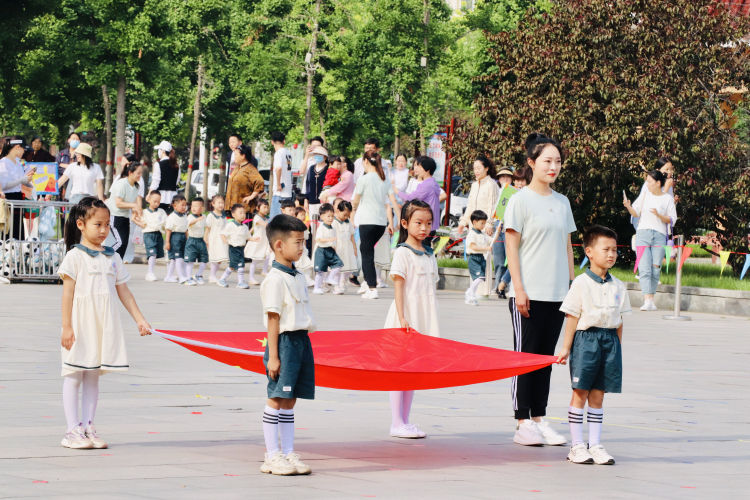 幼儿园亲子运动会主题大手牵小手,小手拉大手运动会