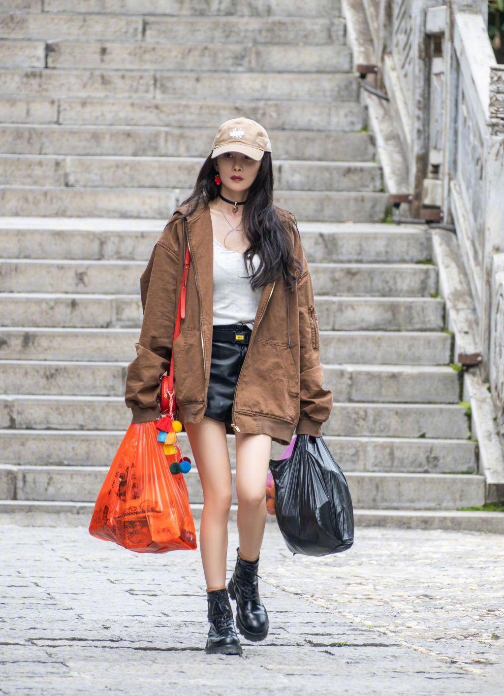 杨幂穿连体花苞服,杨幂一袭露肩白纱裙惊艳亮相