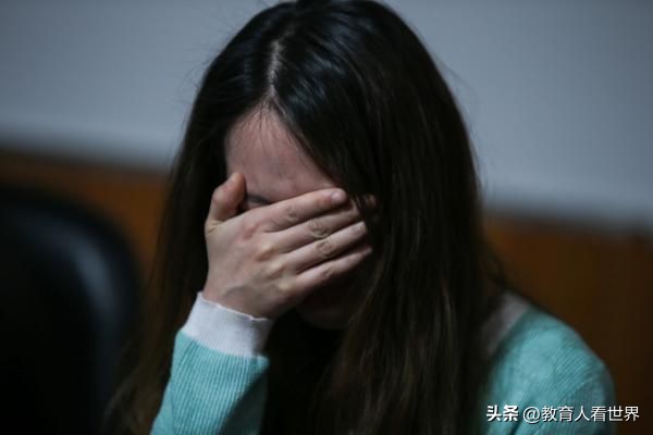 转岗学校办公室主任被欺负,哭诉没地位。校长教了两招解困