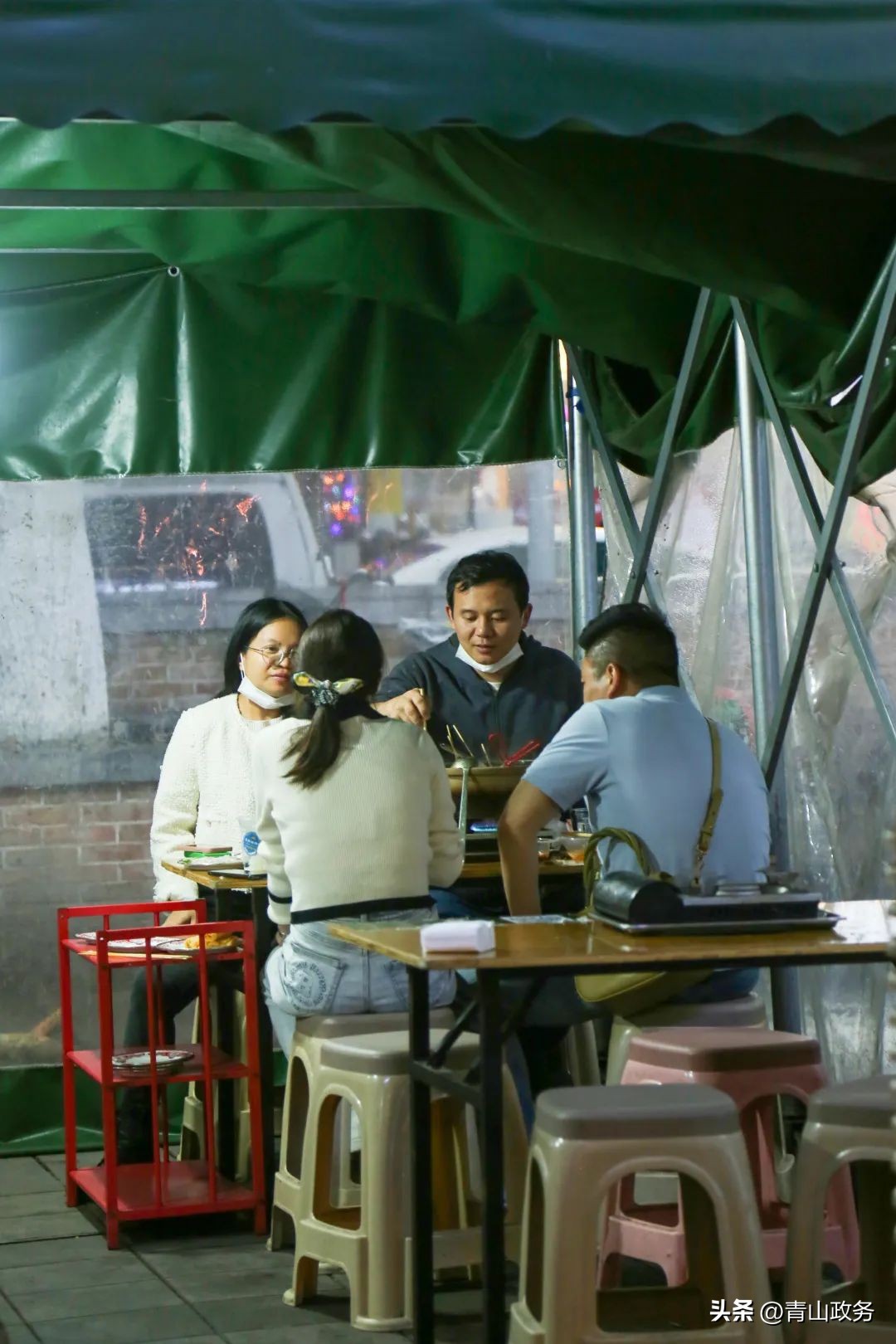 打卡恩施街｜在小马驹港式打边炉，组一个“朋克养生”局