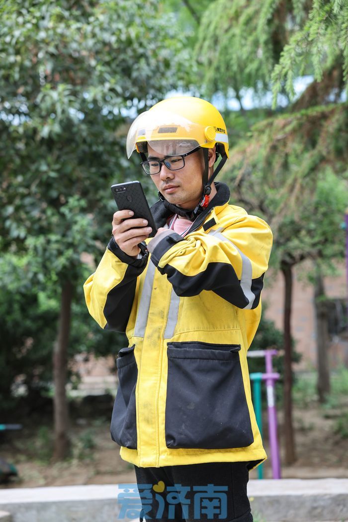 独臂快递小哥送货,快递小哥勇敢逆行配送的是温暖