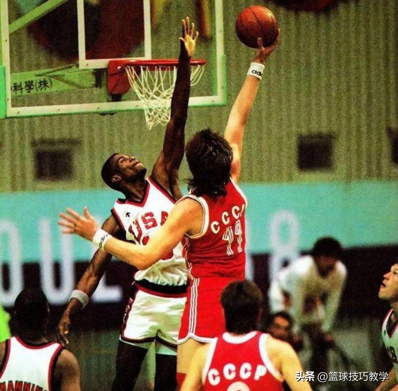 最阴暗的一届奥运会！中国男篮被东道主用“黑哨”偷走了胜利