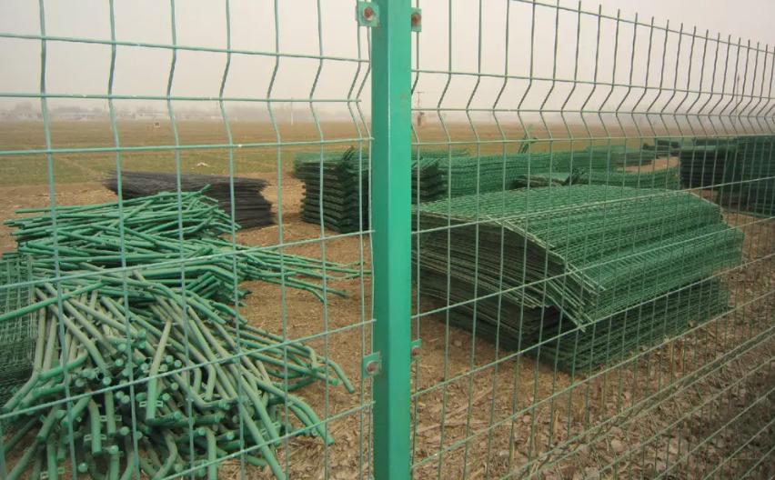 田间围栏防护网哪里有,便宜耐用的防护网围栏