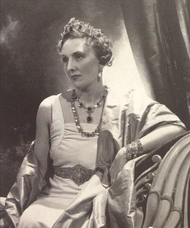 英国皇室最大的两顶王冠,英国最重的王冠