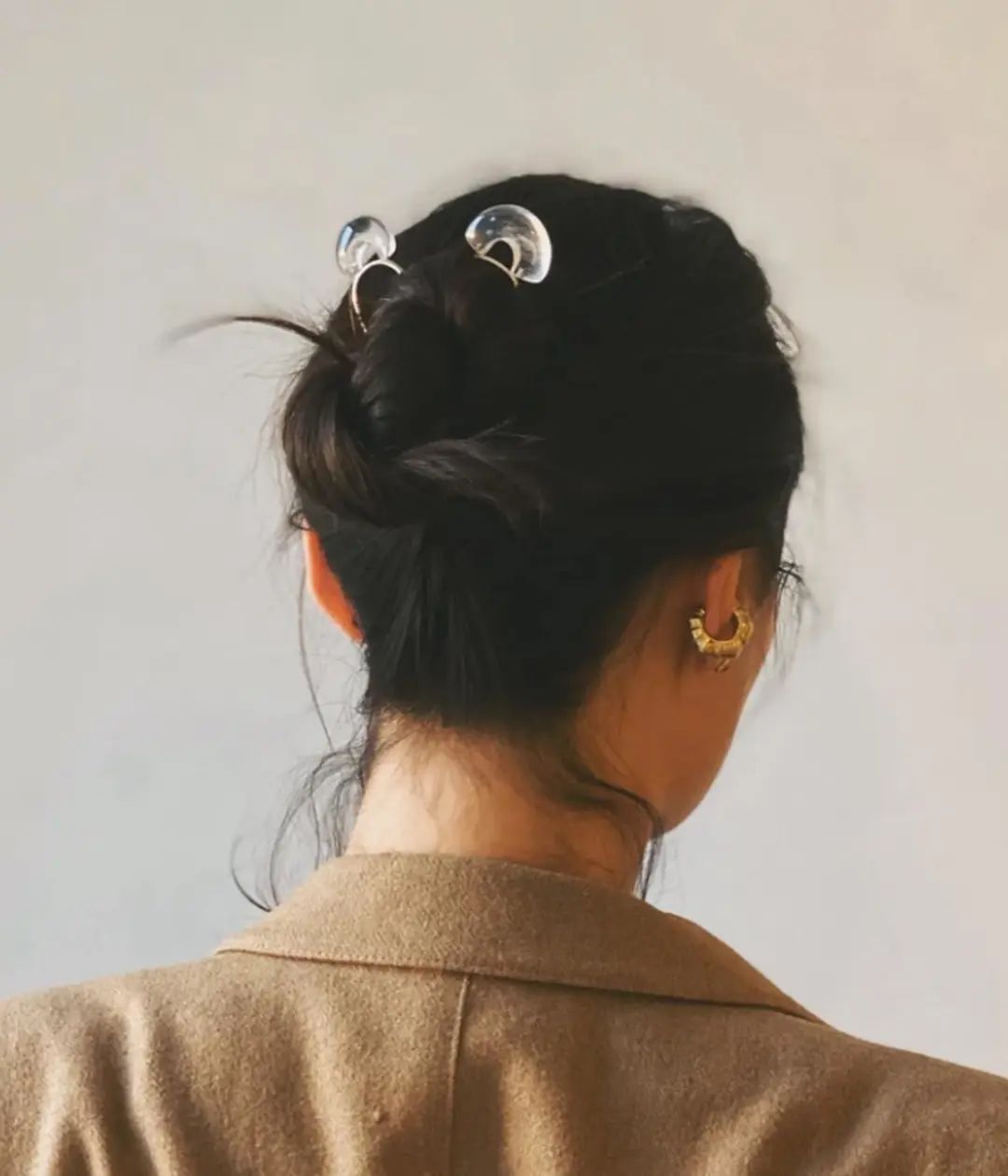 王冠要怎么戴才不会压塌头发,戴皇冠怎么能不掉