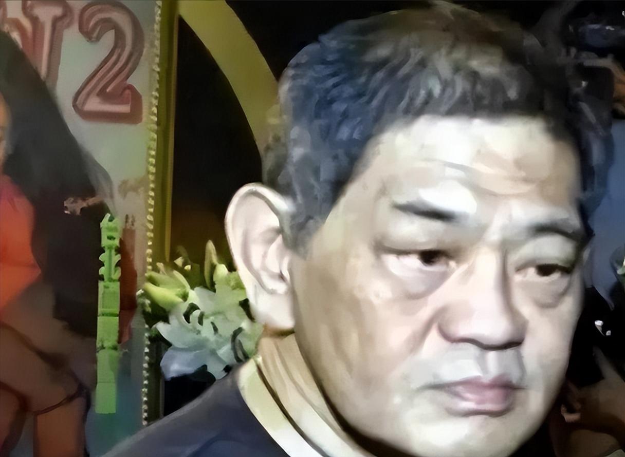 他年赚56亿拿20亿泡妞，别墅养着百位美女，晚年给儿子留26亿巨债