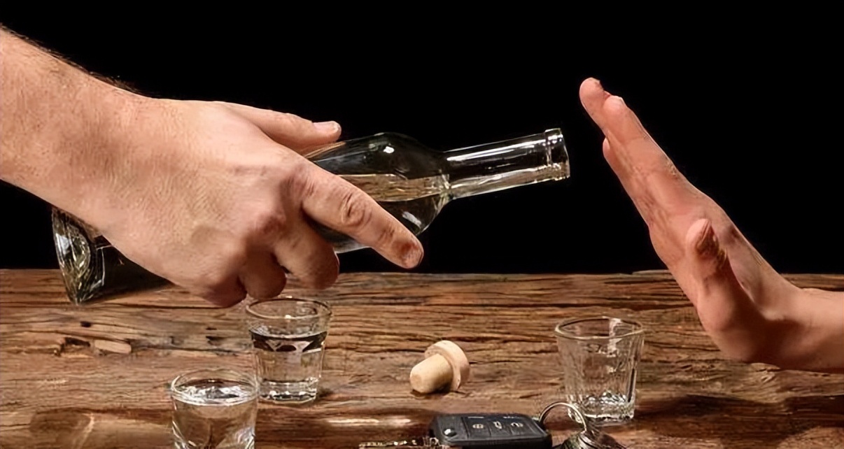 聚餐应酬：记住酒桌上的这6条*规则潜**，早知道少吃亏