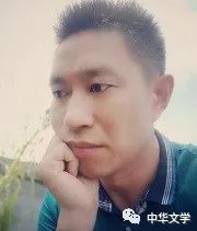 她们追逐在潮湿的花枝上我抖去黑暗直视夜空播种下一次奇迹的诞生