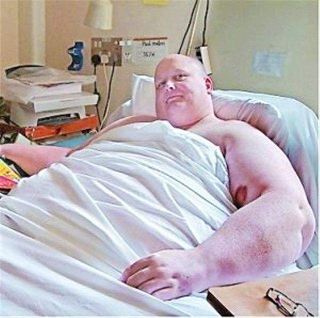 英国男子身高185体重只有120斤,英国男人体重600斤