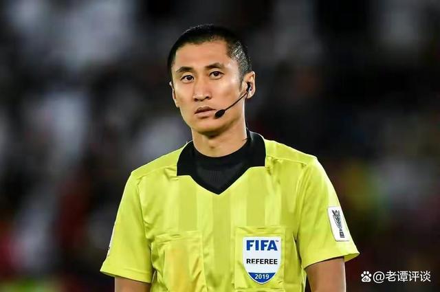 马宁名场面挨骂球迷,球迷挂马宁黑白照