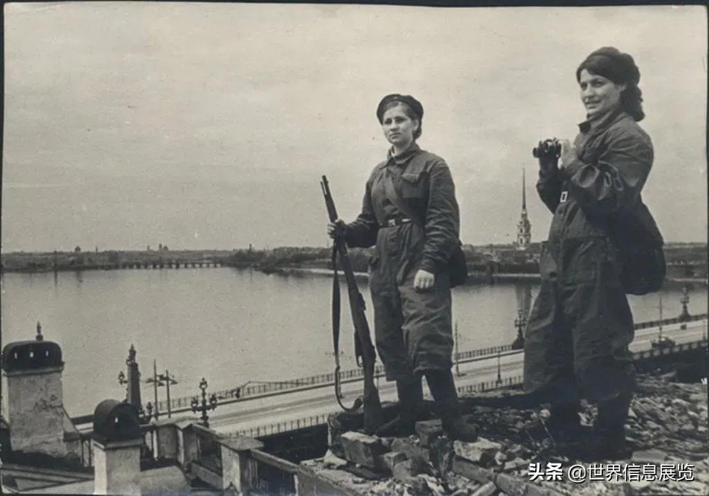 披头发小女孩9至11岁,披着披风的小女孩