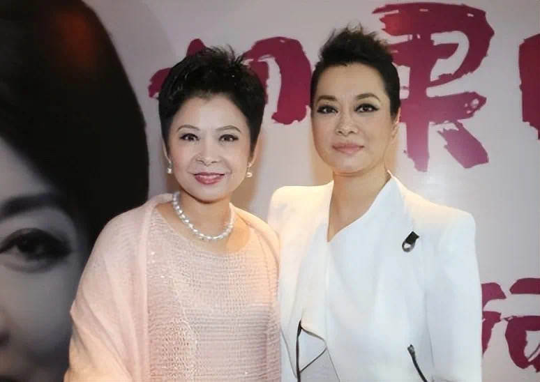 不婚、接廉价商演、走穴…一首歌唱一辈子的老牌歌星，现状各不同