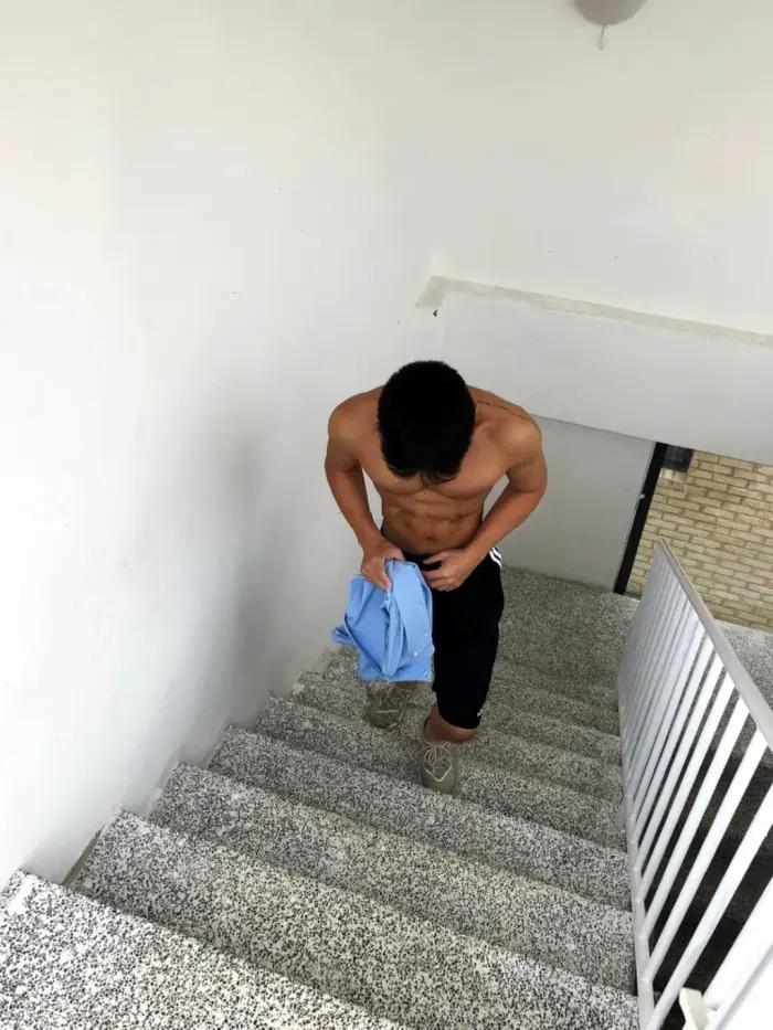 高颜值腹肌小狼狗照片,腹肌小狼狗照片帅气露脸