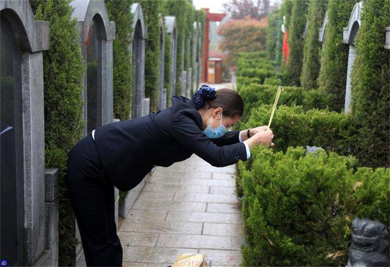 90后美女上山扫墓祭拜父母,90后女孩代人扫墓