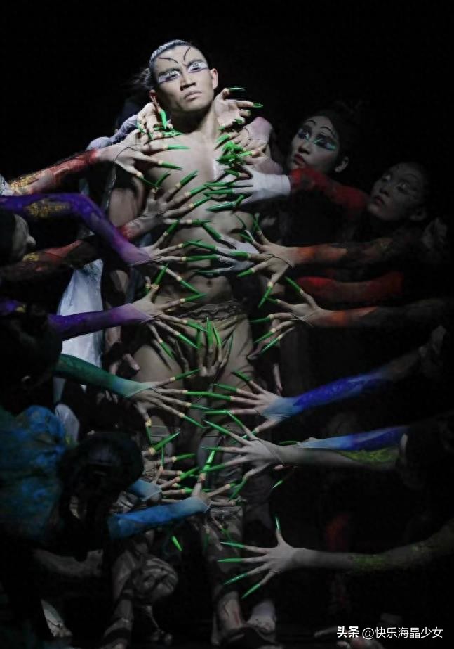 杨丽萍再次引发争议！新舞者舞者摸男舞者*处私**，场景曝光