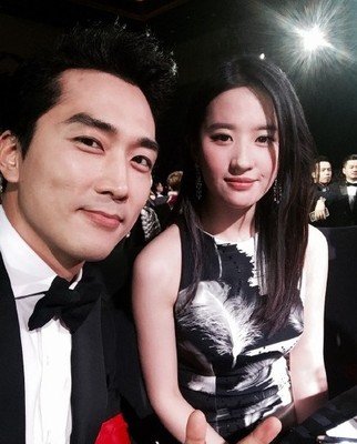 最有钱女明星刘亦菲,刘亦菲秀名贵翡翠大耳环