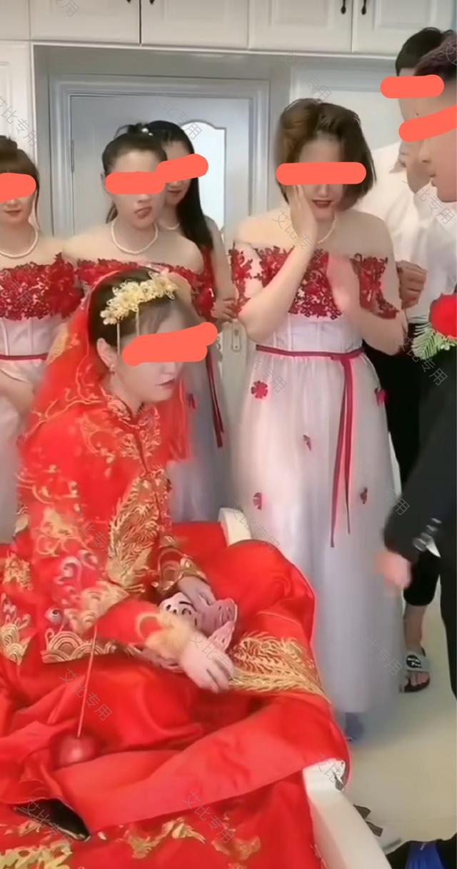 婚礼上新娘这个动作遭新郎掌掴,结婚扇新娘巴掌被伴郎围殴后续