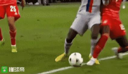 登贝莱被戴维斯放倒,登贝莱被放铲