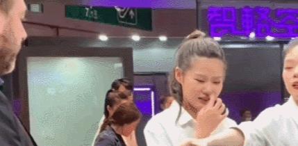 宝马mini冰淇淋事件女孩被网暴,因为两个冰淇淋损失200亿视频