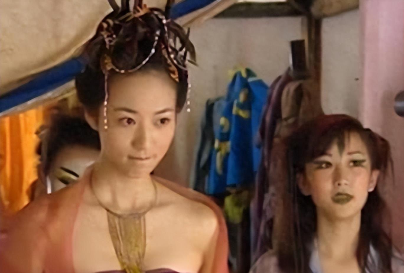 牛角胸罩,诱惑式舔刀尖,这些颠覆三观的镜头,看完让人一言难尽