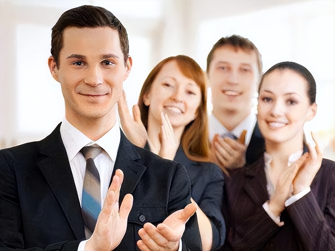 一个人的人品看他的言谈举止,一个人从某些地方会看出他的人品