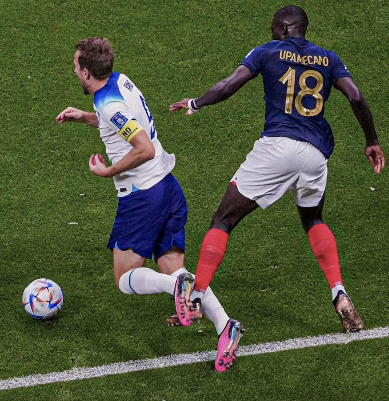 英格兰被裁判送进总决赛,凯恩点球罚丢英格兰反应