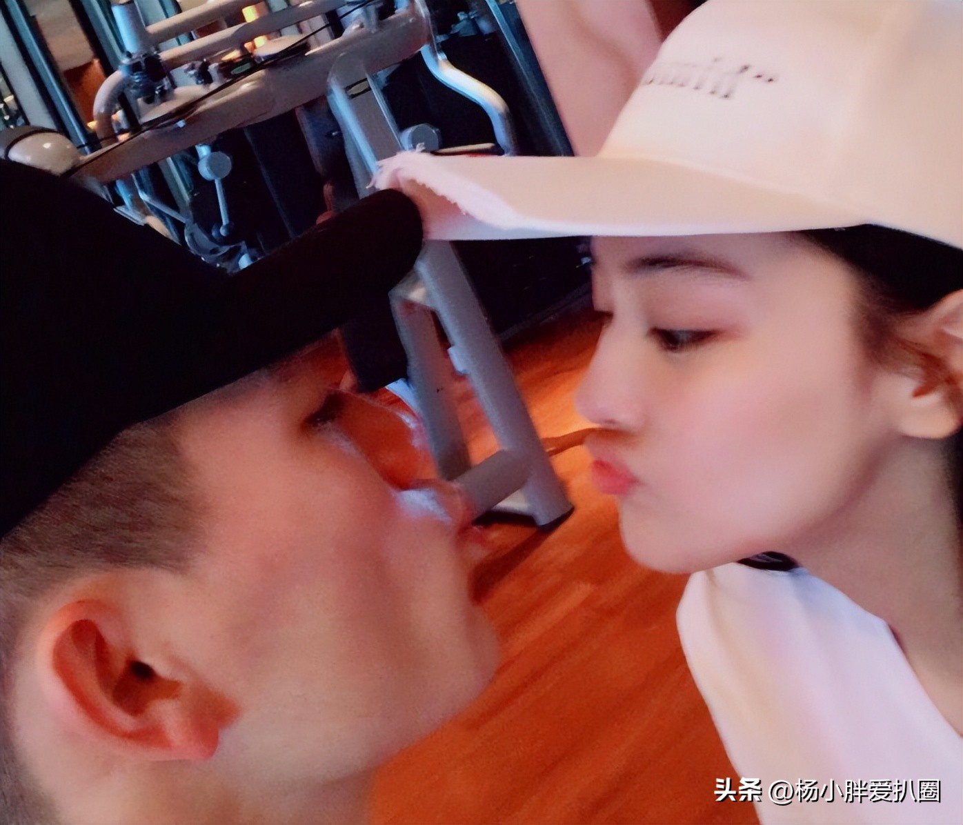 张馨予和老公十指紧扣秀恩爱,张馨予晒老公