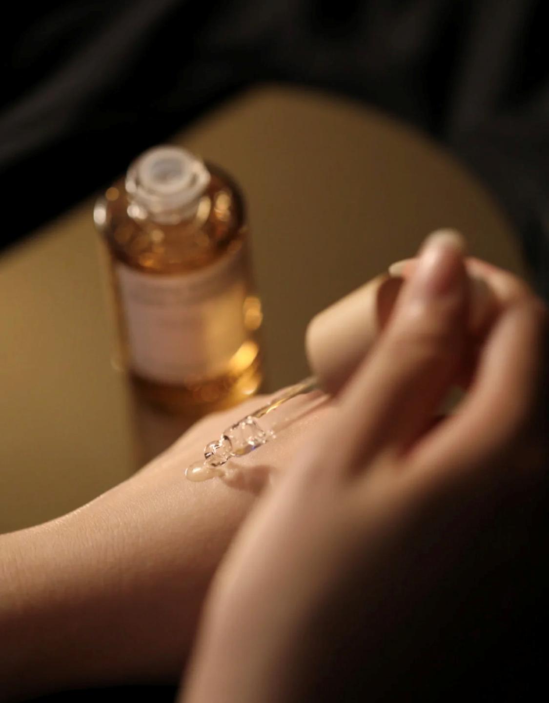 敷面膜补水了脸还是起干皮,敷面膜先补水还是敷完后补水