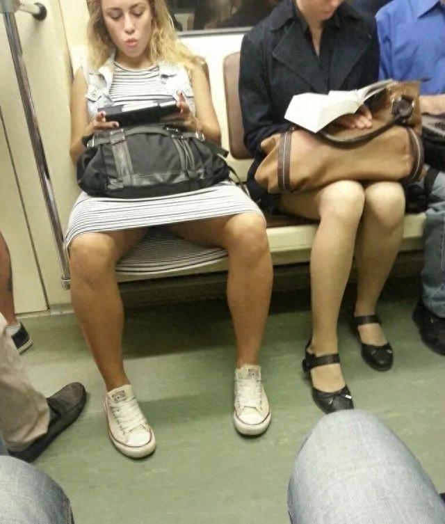 为什么外国坐地铁要靠墙,国外女生坐地铁