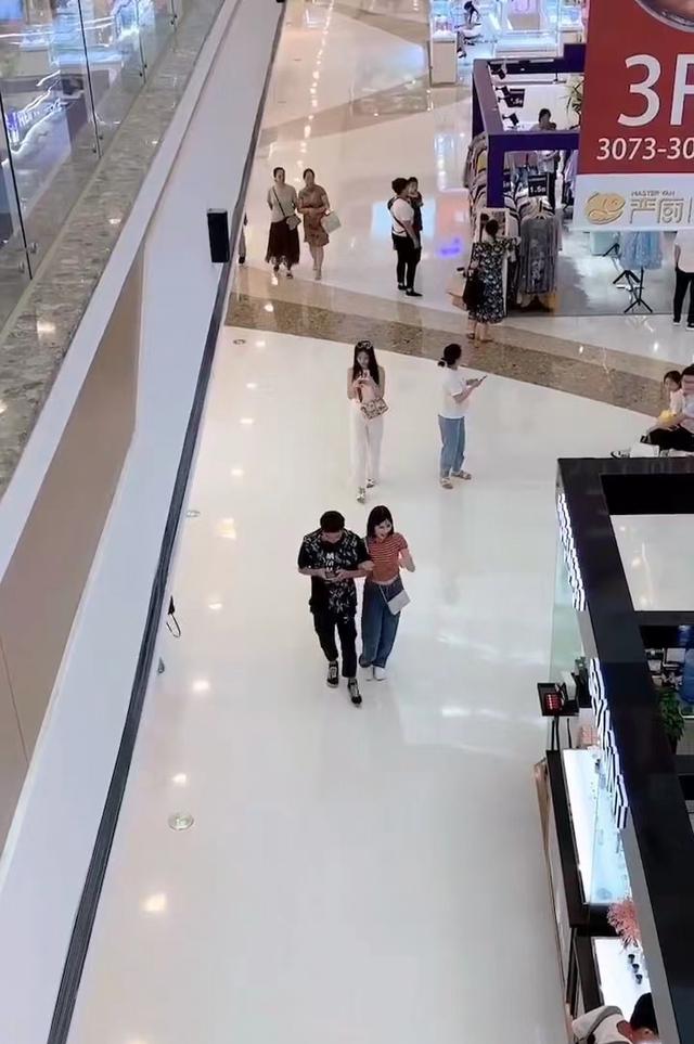 男子跟女孩相亲刚见面就要买衣服,男子和女友逛街