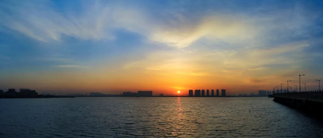 拍日出照片的姿势剪影,拍日出的创意照片