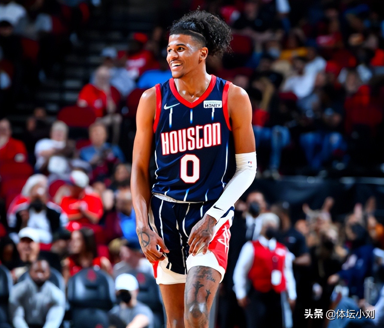 火箭主场男球迷,火箭主场出现妖娆男