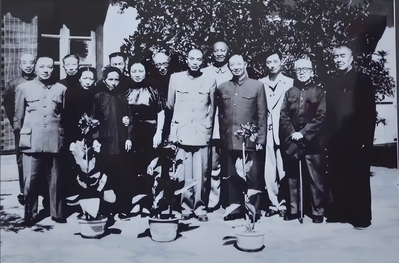 邓宝珊与彭德怀有“两战之结”，毛主席一语化解：打是亲，骂是爱