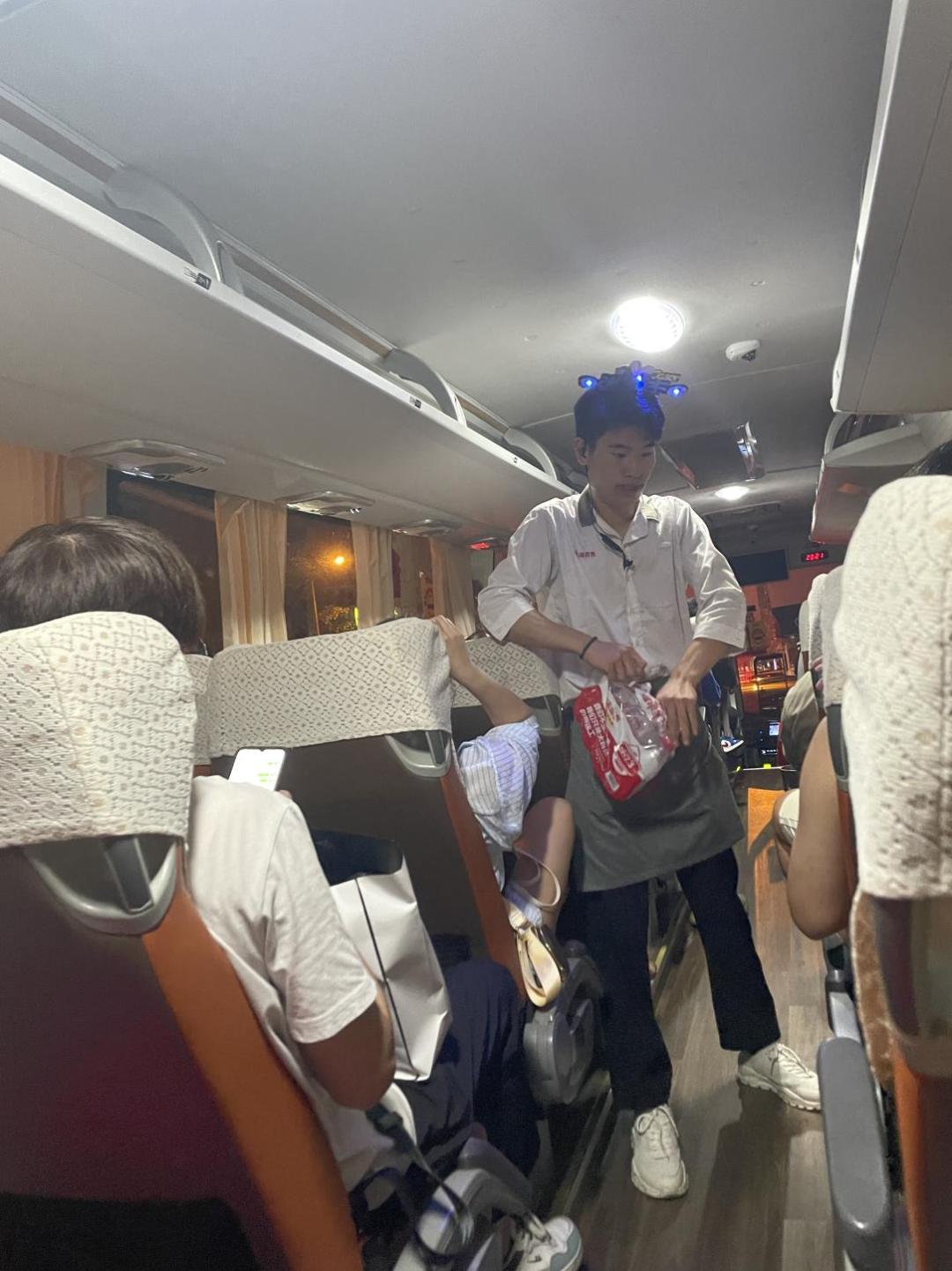 拼命搞钱的海底捞，夜市摆摊、演唱会门口拉客，半年狂赚22亿