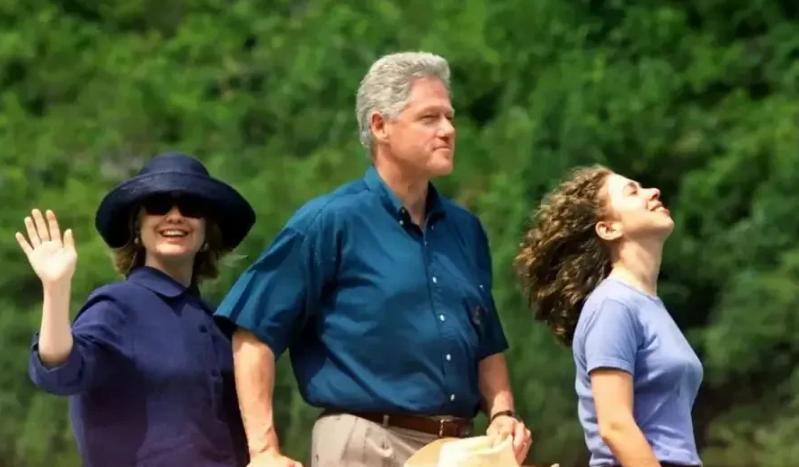 女儿是小棉袄：2010年，克林顿把女儿交到了姑爷手上，忍住没有哭