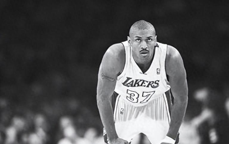 中国女歌手爱上外籍黑人，同居后被家暴至肛裂，如今40岁无人敢娶